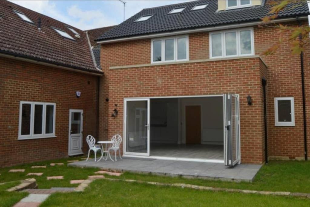 Garland Modern Spacious Apartment, Brentwood 1 エクステリア 写真
