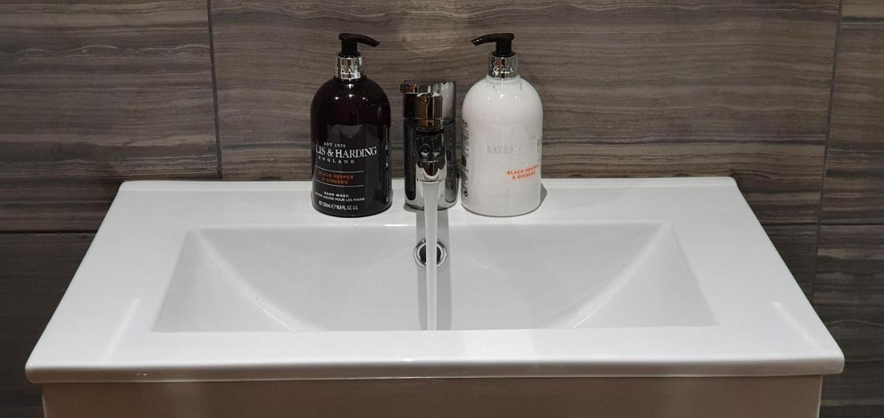 Garland Modern Spacious Apartment, Brentwood 1 エクステリア 写真