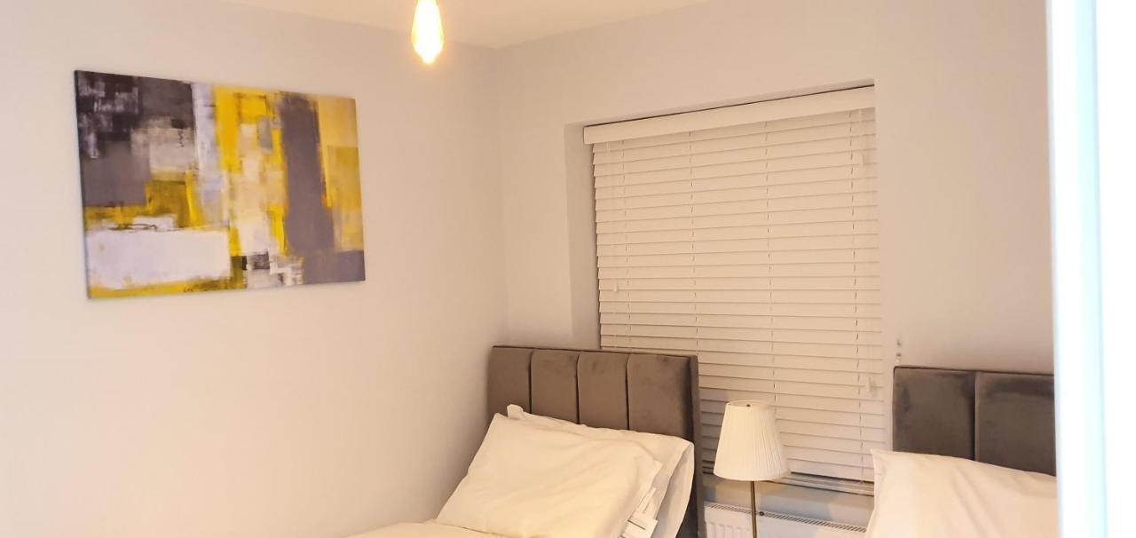 Garland Modern Spacious Apartment, Brentwood 1 エクステリア 写真