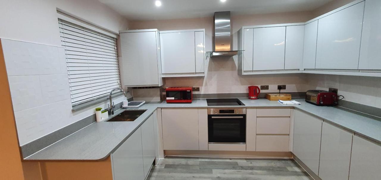 Garland Modern Spacious Apartment, Brentwood 1 エクステリア 写真