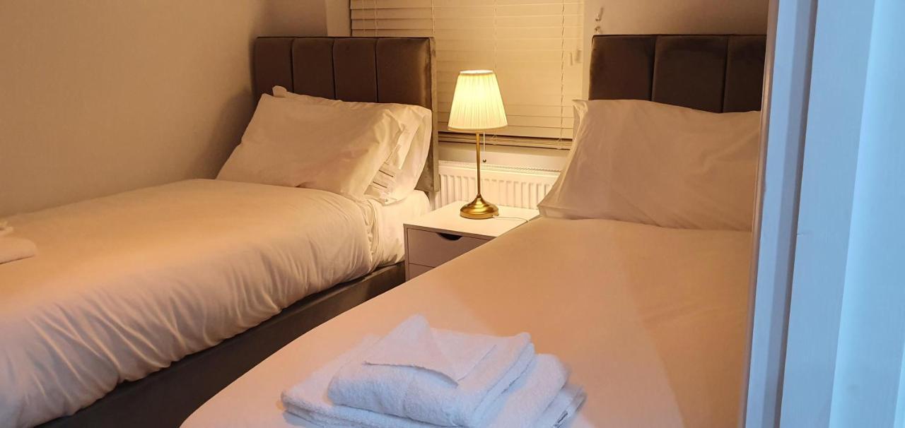 Garland Modern Spacious Apartment, Brentwood 1 エクステリア 写真